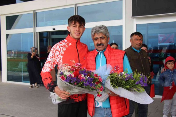 Milli Atlet Kars’ta Çiçeklerle Karşılandı