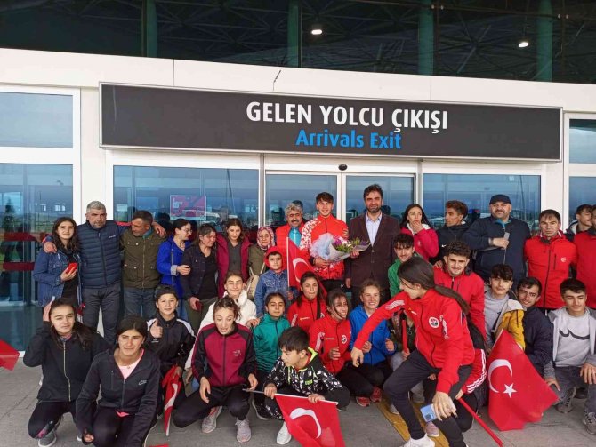 Milli Atlet Kars’ta Çiçeklerle Karşılandı