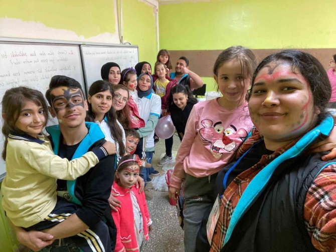 Üniversiteliler Kendi Harçlıklarıyla Okul Boyadı