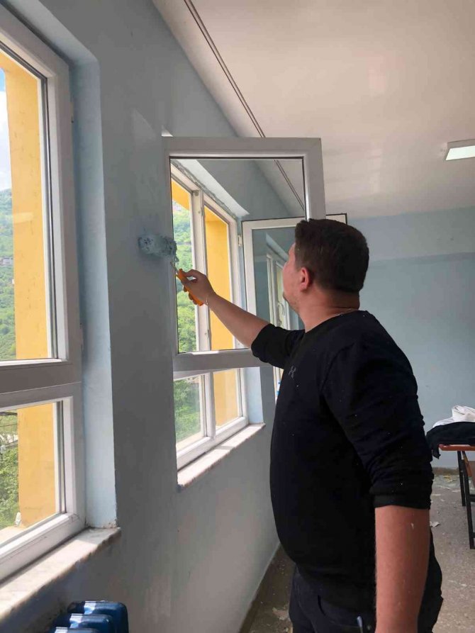 Üniversiteliler Kendi Harçlıklarıyla Okul Boyadı