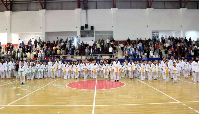 310 Sporcu Tekvando Kuşak Sınavını Başarıyla Tamamladı