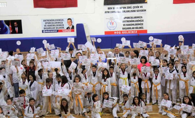 310 Sporcu Tekvando Kuşak Sınavını Başarıyla Tamamladı