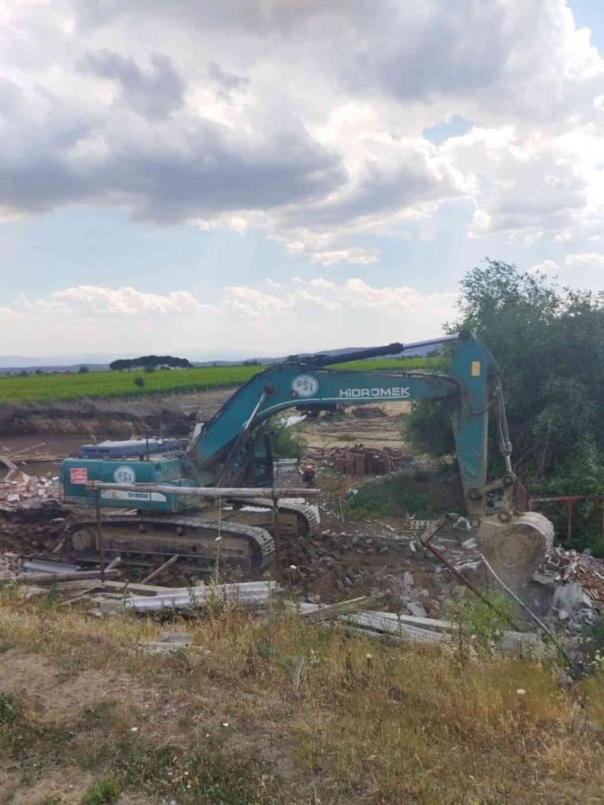 Marmara Gölü Havzasındaki Kaçak Yapılar Yıkılıyor