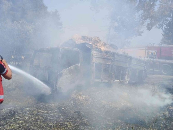 Saman Yüklü Kamyon Yanarak Kullanılamaz Hale Geldi