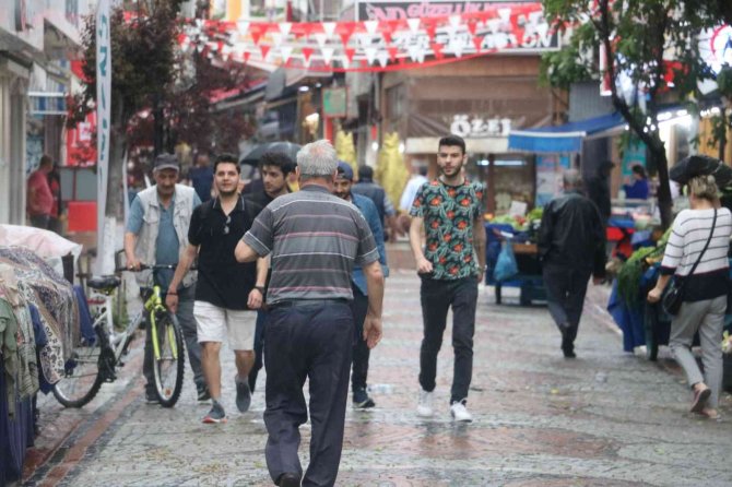 Edirne’de Kısa Süreli Yağış Vatandaşları Hazırlıksız Yakaladı