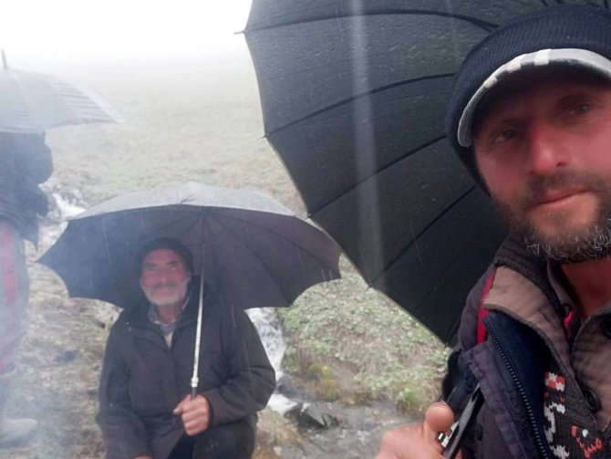 Haziran’a Sayılı Günler Kala Çobanların Kar Ve Çay Keyfi