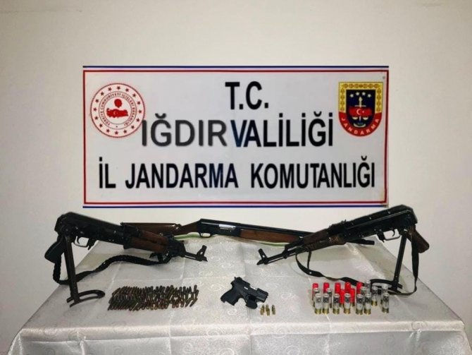 Iğdır’da Silah Ticareti Ve Sigara Kaçakçılığı Operasyonu