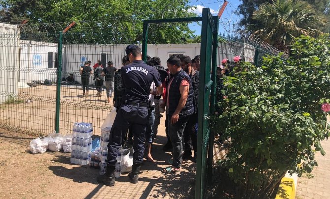 İ̇zmir’de 237 Düzensiz Göçmen İle 10 İnsan Kaçakçısı Yakalandı