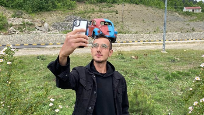 O Araç Bu Sene Bordo-maviye Boyandı