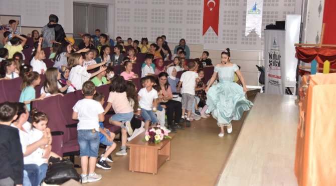 Kartepe’de Minikler "Şaşkın Korsan" Oyunuyla Eğlendi