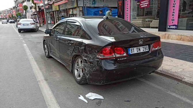 Otomobilin Park Halindeki Araca Çarpma Anı Güvenlik Kamerasında