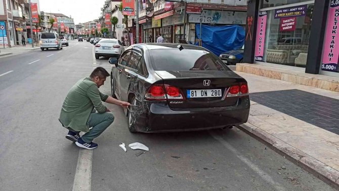 Otomobilin Park Halindeki Araca Çarpma Anı Güvenlik Kamerasında