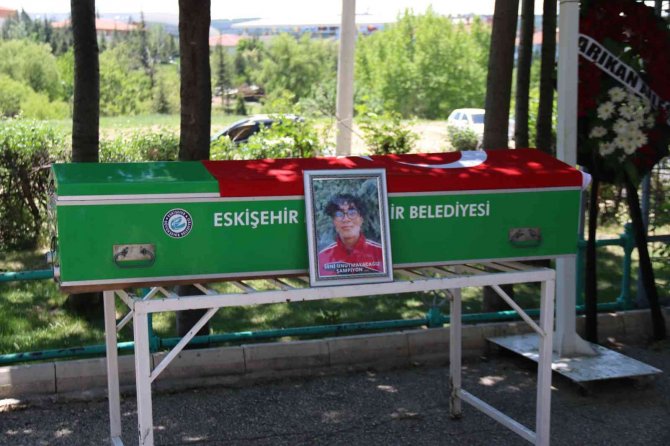 78 Günlük Yaşam Mücadelesini Kaybeden Milli Sporcu Son Yolculuğuna Uğurlandı