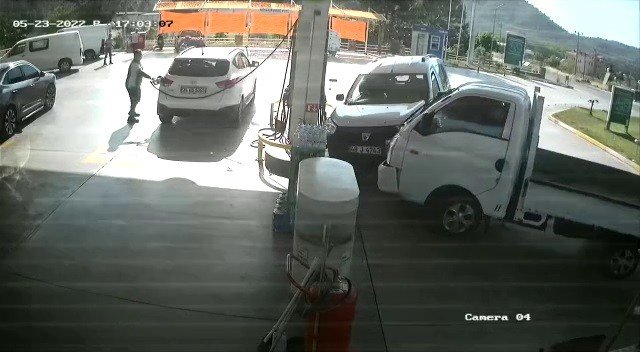 Otomobile Çarpmamak İçin Direksiyon Kırdı, Benzinliğe Daldı