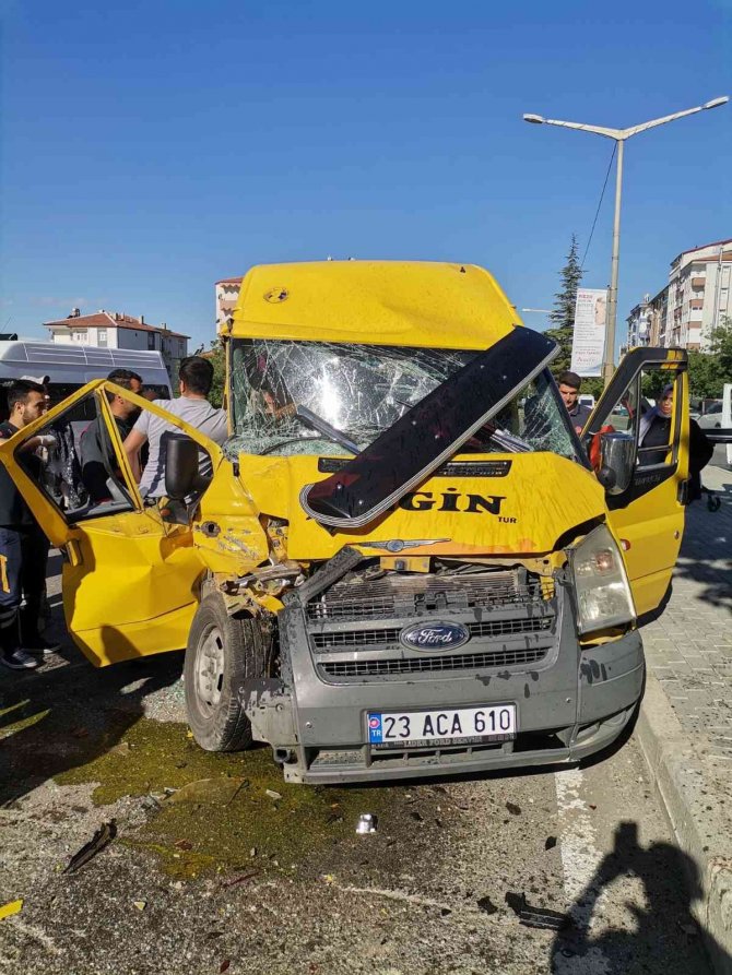 Elazığ’da Okul Servisi İle Pikap Çarpıştı: 4 Yaralı