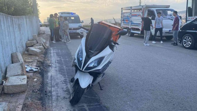 Kamyonet İle Çarpışan Motosikletin Sürücüsü Yaralandı