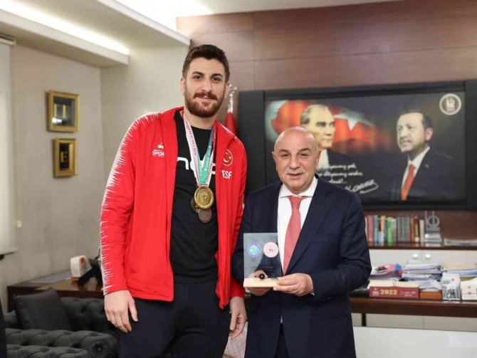 Milli Şampiyon Mert Karataş, Başkan Altınok’u Ziyaret Etti
