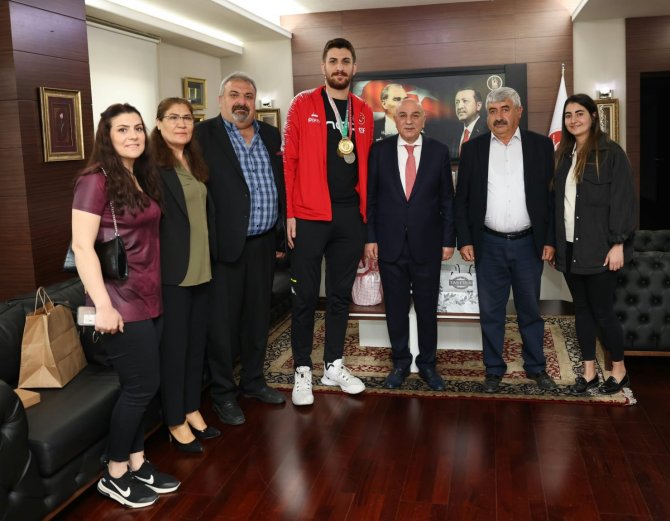 Milli Şampiyon Mert Karataş, Başkan Altınok’u Ziyaret Etti