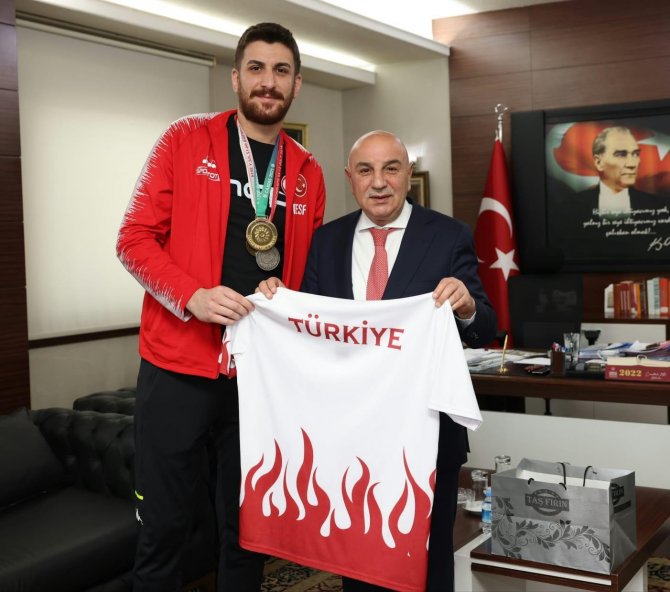 Milli Şampiyon Mert Karataş, Başkan Altınok’u Ziyaret Etti