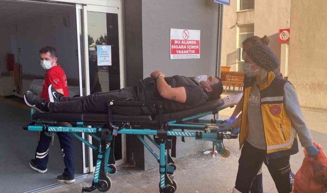 Kamyonet İle Çarpışan Motosikletin Sürücüsü Yaralandı