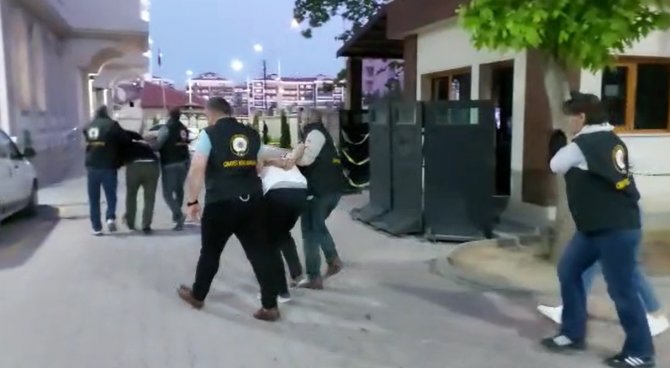 Arkadaşlarını Öldürüp, İntihar Süsü Verdiler