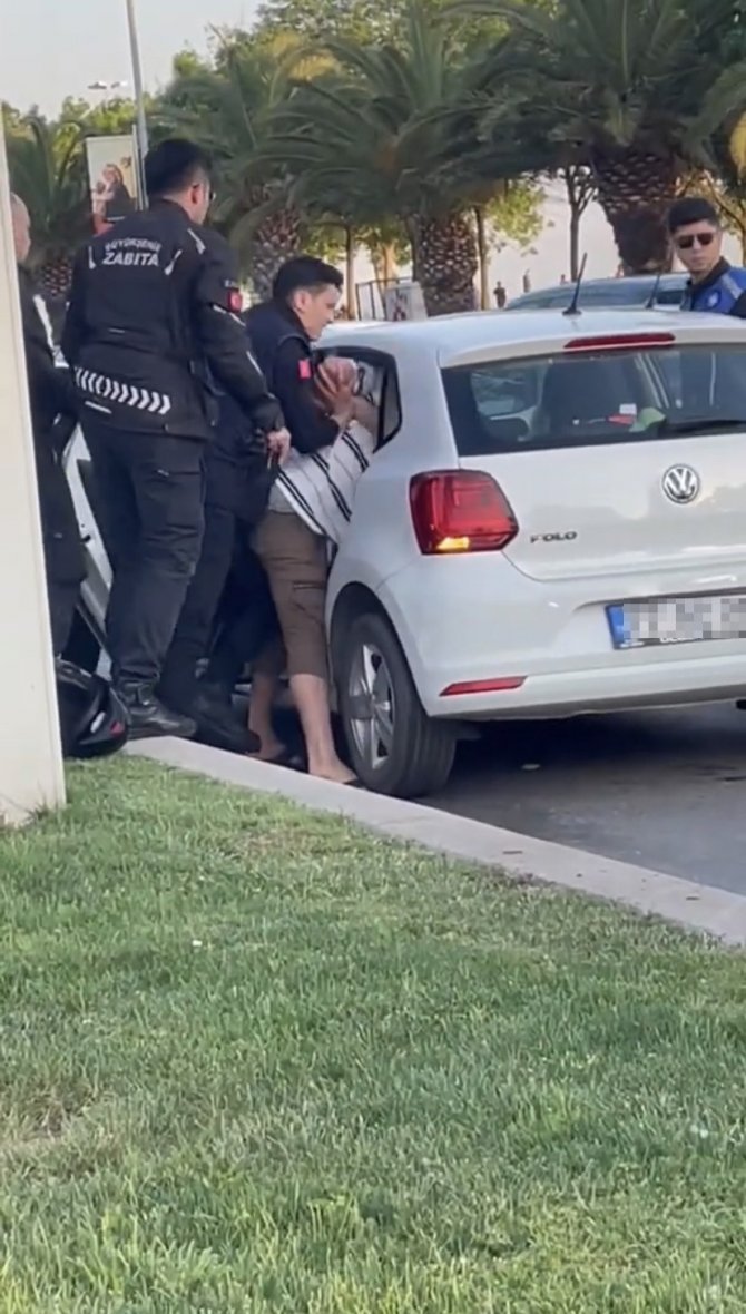 Maltepe’de İ̇bb Zabıtasıyla Vatandaş Arasındaki Tartışma Kamerada