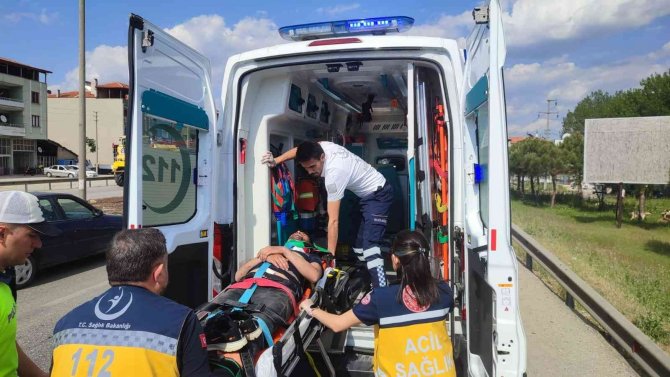 Tıra Yandan Çarpan Motosiklet Sürücüsü Yaralandı