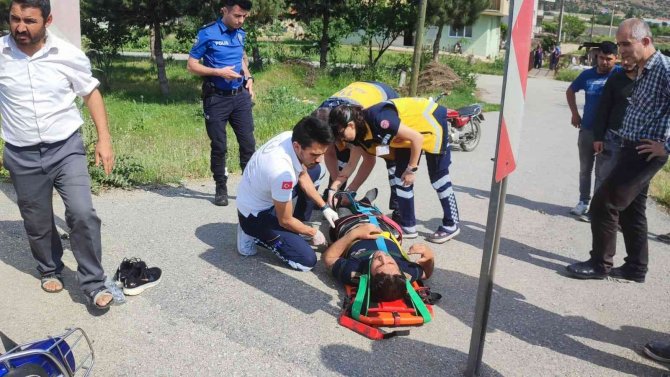Tıra Yandan Çarpan Motosiklet Sürücüsü Yaralandı