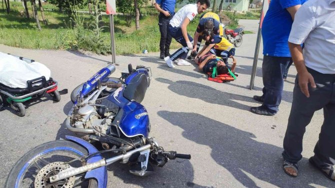 Tıra Yandan Çarpan Motosiklet Sürücüsü Yaralandı