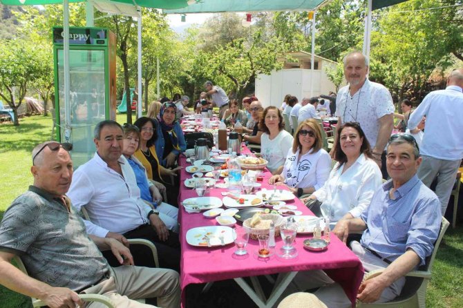 Salihli Lisesi’nin 1982 Mezunları 40 Yıl Sonra Buluştu