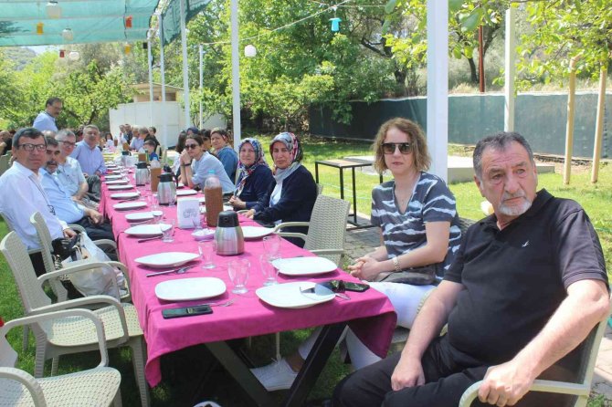 Salihli Lisesi’nin 1982 Mezunları 40 Yıl Sonra Buluştu
