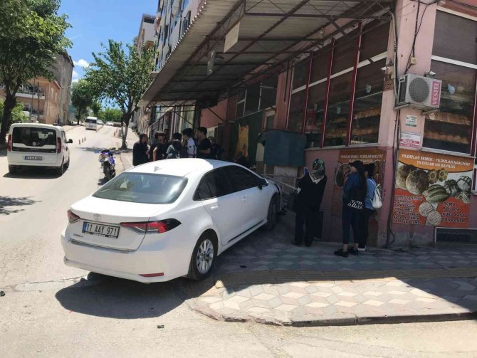 Otomobil İle Motosiklet Çarpıştı: 1 Yaralı