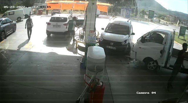 Otomobile Çarpmamak İçin Direksiyon Kırdı, Benzinliğe Daldı