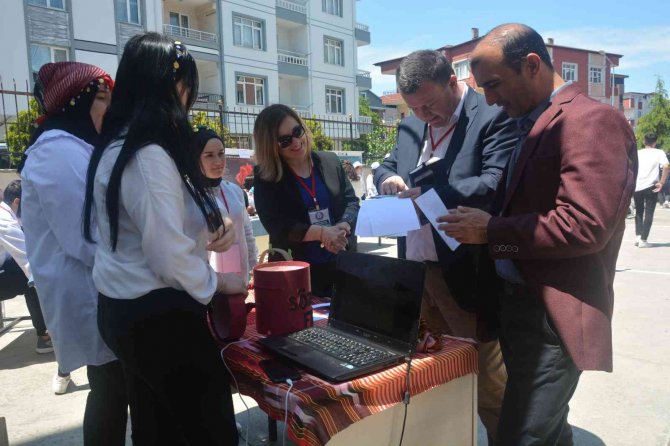 Geleceğin Sağlıkçıları Projelerini Sergiledi