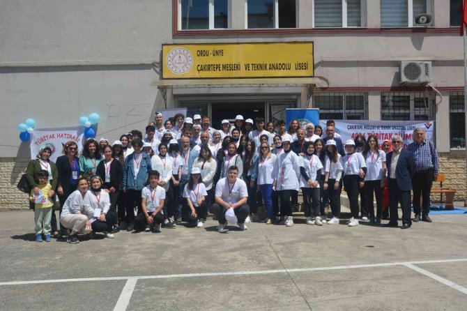 Geleceğin Sağlıkçıları Projelerini Sergiledi