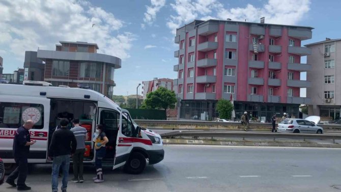 Pendik’te Karşı Şeride Geçen Otomobilin Kaza Anı Kamerada