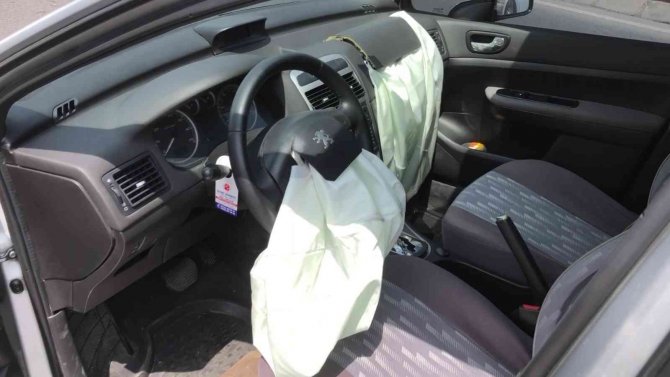 Pendik’te Karşı Şeride Geçen Otomobilin Kaza Anı Kamerada