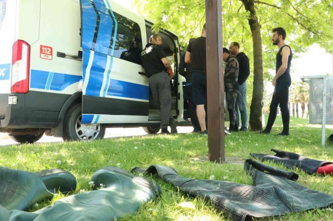 Denizin Ortasında Kaçacak Delik Aradılar