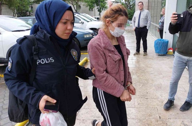 Annesini Bıçaklayan Kadını Bıçakladı