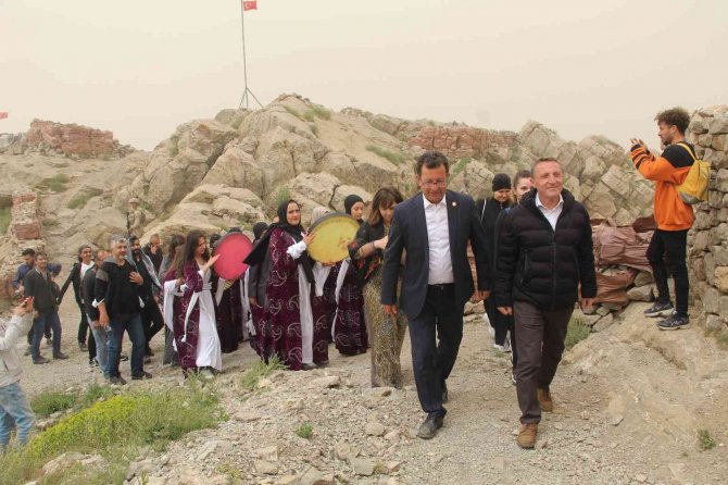 Öğrenciler Cudi Dağı Sefine Bölgesini Tuvale Aktardı