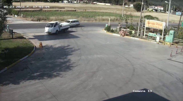 Otomobile Çarpmamak İçin Direksiyon Kırdı, Benzinliğe Daldı
