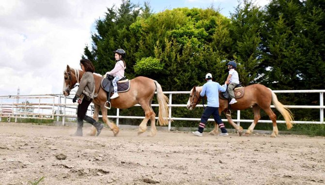 Çocuklar Tepebaşı Belediyesi Doğal Yaşam Merkezi’nde Ata Binme Keyfi Yaşadılar