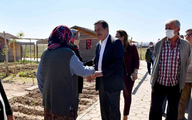 Tepebaşı’nda 10 Bine Yakın Fide Toprakla Buluştu