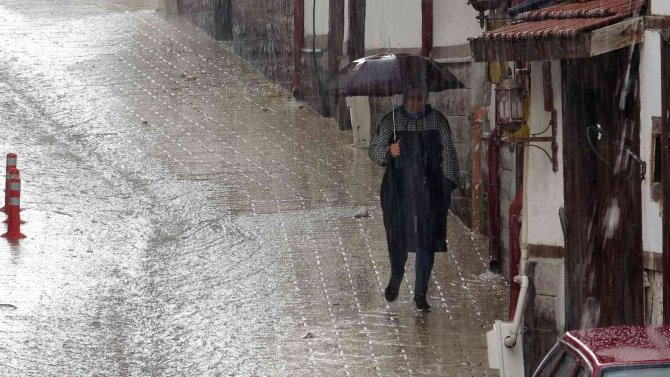 Tokat’ta Sağanak Yağış Etkili Oldu