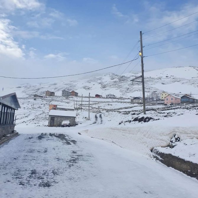 Trabzon’da Mayıs Ayında Yaylalarda Kar Yağışı Devam Ediyor