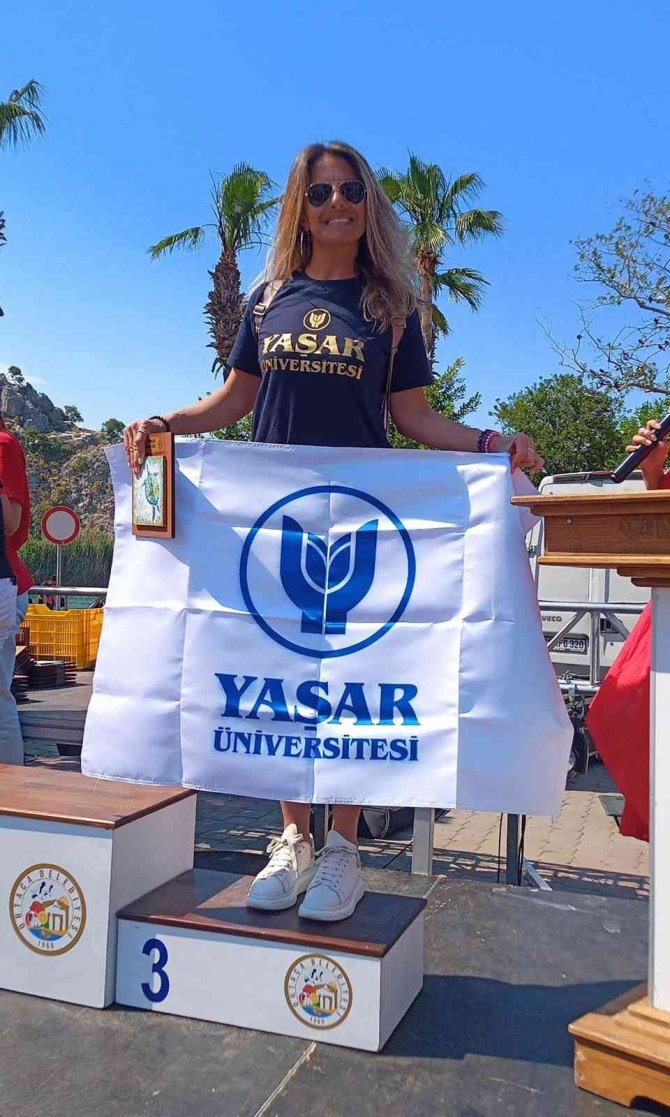 Yaşar Üniversitesi Öğrencileri Yüzmede Dereceleri Topladı