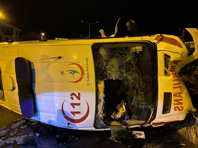Vakaya Giden Ambulans Kaza Yaptı: 3 Yaralı