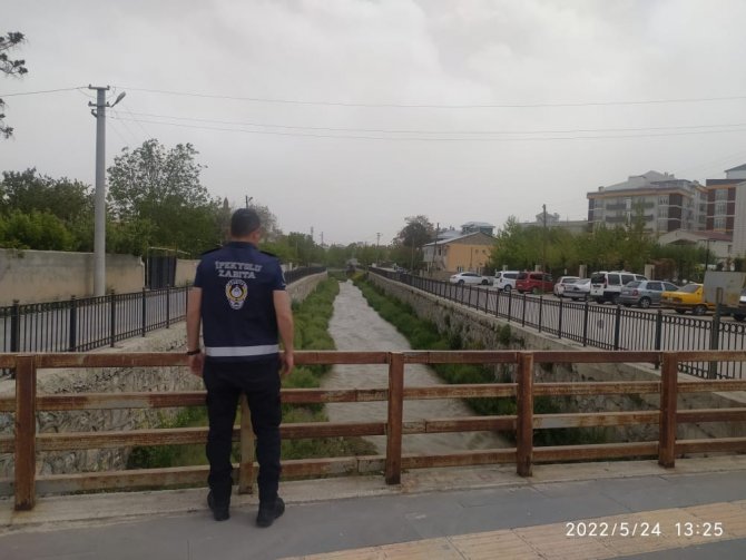 Derede Kaçak Avlanan İnci Kefali Balığı Yeniden Suya Bırakıldı