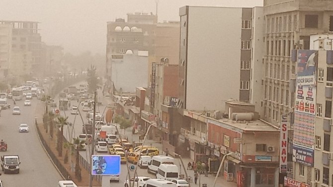 Irak’tan Gelen Kum Fırtınası Şırnak’ta Hayatı Olumsuz Etkiledi