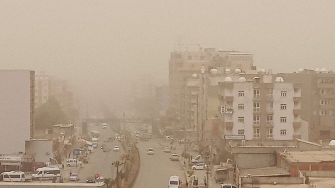 Irak’tan Gelen Kum Fırtınası Şırnak’ta Hayatı Olumsuz Etkiledi